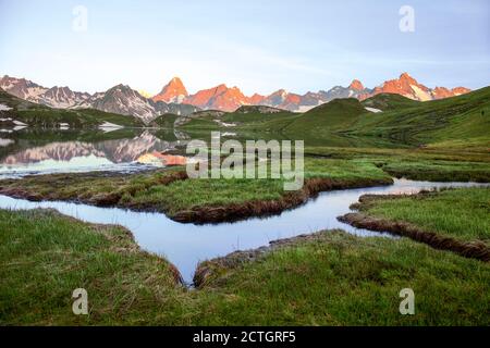 Marécage avec ruisseaux tortueux à Lacs de Fenetre avec réflexion au lever du soleil et Grand Jorasses; Val Ferret; Mont blanc; Col de Grand Saint Bernard au Th Banque D'Images