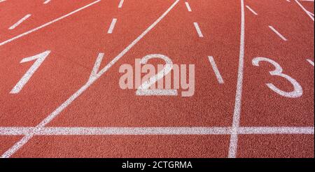 Lignes et chiffres peints en blanc sur une piste de course dans un terrain d'athlétisme et de sport. . Photo de haute qualité Banque D'Images