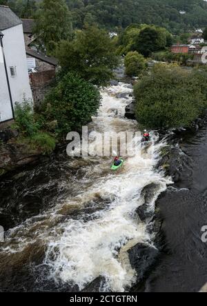 Kayakistes sur la rivière Dee à Llangollen Denbighshire pays de Galles Royaume-Uni Banque D'Images