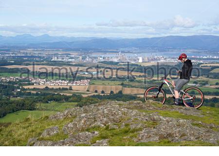 Linlithgow, Écosse, Royaume-Uni. 23 septembre 2020. Profitez de la piste de vélo calme et douce dans le parc de campagne de Beecraigs avec une vue au nord du sommet de la colline de Cockleroy vers la quatrième vallée, Grangemouth et les collines des Ochils et Trossachs. Crédit : Craig Brown/Alay Live News Banque D'Images