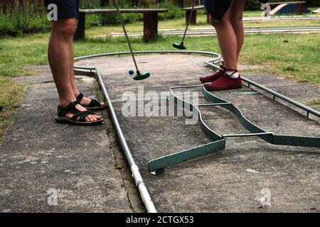 Homme et femme jouant au mini-golf en été Banque D'Images