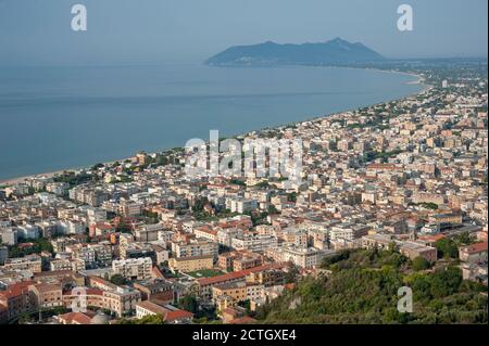 Vue panoramique de Terracina, Latina (Italie) . Magnifique paysage marin avec promontoire Circeo en arrière-plan. Prise de vue aérienne... Banque D'Images
