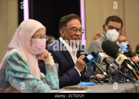 Kuala Lumpur, Malaisie. 23 septembre 2020. Le chef de l'opposition et ancien vice-premier ministre de la Malaisie, Anwar Ibrahim (C), prend la parole lors d'une conférence de presse à Kuala Lumpur (Malaisie), le 23 septembre 2020. Anwar Ibrahim a déclaré mercredi qu'il avait une majorité 'longue' au Parlement pour former un nouveau gouvernement. Credit: Chong Voon Chung/Xinhua/Alay Live News Banque D'Images