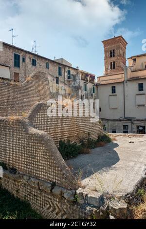 Vestiges romains massifs du Capitole. Construit au milieu du 1er siècle avant notre ère, il a été dédié à la Triade Capitoline de Jupiter, Juno et Minerva. . Banque D'Images