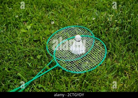 Gros plan raquettes de badminton shuttlecock sur l'herbe verte en plein air, activité sportive Banque D'Images