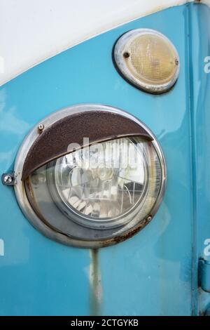 Détail du phare avant sur un ancien véhicule Volkswagen de type 2 à fenêtre divisée/écran de camping, bus ou kombi Banque D'Images