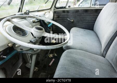 Vue de l'intérieur d'un ancien véhicule Volkswagen de type 2 à fenêtre/écran divisé, camping-car, bus ou kombi Banque D'Images