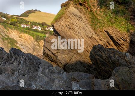 Une vue sur Combe Martin, Devon depuis une petite crique, en plein soleil le soir Banque D'Images