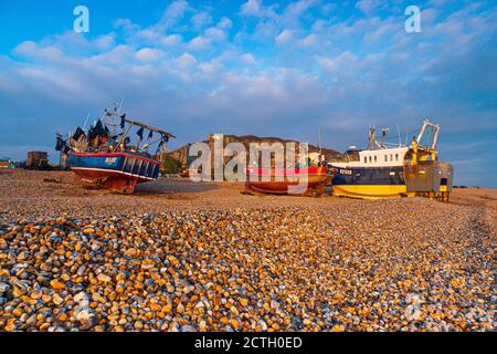 Bateaux de pêche et East Hill Lift Upper Station. Hastings, East Sussex, Angleterre, Royaume-Uni Banque D'Images