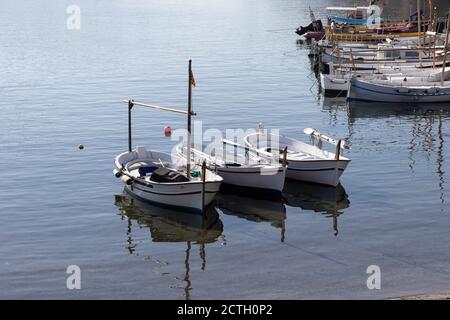 Bateaux de pêche ancrés à Portlligat, Costa Brava, Espagne Banque D'Images