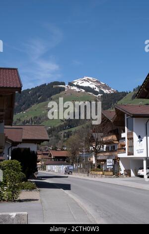 Route principale à Brixen im Thale, Alpes de Kitzbuehel, Tyrol, Autriche, Europe. Banque D'Images