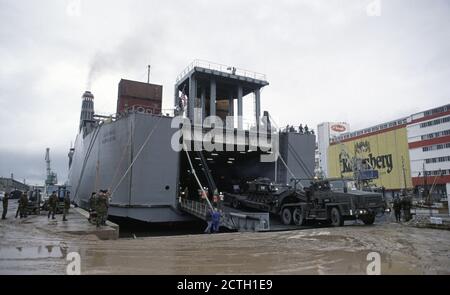 27 décembre 1995 pendant la guerre en Bosnie : armure de l'armée britannique, faisant partie du contingent nouvellement formé de l'IFOR, déchargeant du navire de transport de la marine des États-Unis, MV Cape Race, dans le port de Split, en Croatie. Banque D'Images