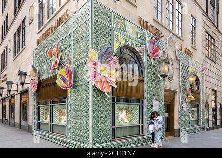 Van Cleef & Arpels est un magasin de bijoux de luxe situé sur Fifth Avenue à New York, aux États-Unis Banque D'Images