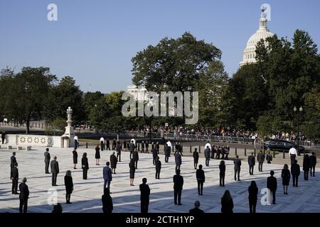 Washington, États-Unis. 23 septembre 2020. Le dossier de la juge Ruth Bader Ginsburg, qui porte le drapeau, arrive à la Cour suprême à Washington, DC, le mercredi 23 septembre 2020. Ginsburg, 87 ans, est décédé d'un cancer le 18 septembre. Photo de piscine par Alex Brandon/UPI crédit: UPI/Alay Live News Banque D'Images