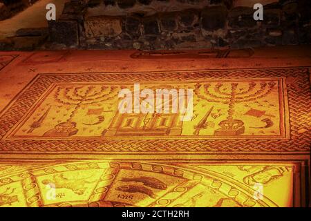 Sol en mosaïque du zodiaque, synagogue à Hamat Tiberias le parc national de Hamat Tverya est un ancien site archéologique et un parc national israélien, sur le sho Banque D'Images