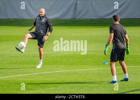 Pilsen, République tchèque. 23 septembre 2020. L'entraîneur de Victoria Plzen Adrian Gula, à gauche, assiste à l'entraînement de Victoria Plzen avant le 3e tour de qualifications du match de l'UEFA Europe League Victoria Plzen vs Sonderjyske à Pilsen, République Tchèque, le 23 septembre 2020. Crédit: Miroslav Chaloupka/CTK photo/Alamy Live News Banque D'Images