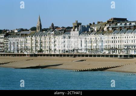 Bâtiments en bord de mer à Hastings, East Sussex, dans le sud de l'Angleterre, en direction de l'ouest vers St Leonards-on-Sea, depuis la jetée Banque D'Images