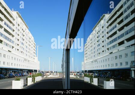 Le front de mer à St Leonards-on-Sea, East Sussex, Royaume-Uni, avec Marine court reflétée dans un lieu de front de mer Banque D'Images