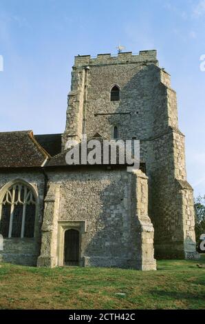 La tour de l'église historique St Mary, dans le village de Westham, près d'Eastbourne, East Sussex, South East England Banque D'Images