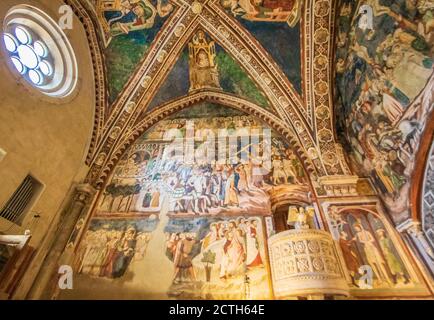 Vue principale de Subiaco et de l'un des plus beaux monastères bénédictins du monde, le monastère Sacro Speco présente des fresques étonnantes Banque D'Images