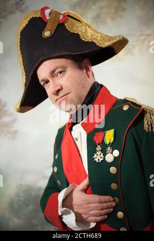 Harry Enfield en costume Napoléon Bonaparte. Banque D'Images