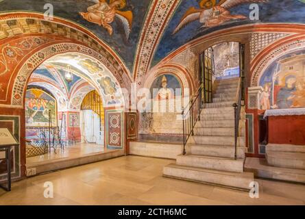 Vue principale de Subiaco et de l'un des plus beaux monastères bénédictins du monde, le monastère Sacro Speco présente des fresques étonnantes Banque D'Images