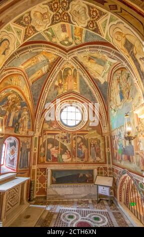 Vue principale de Subiaco et de l'un des plus beaux monastères bénédictins du monde, le monastère Sacro Speco présente des fresques étonnantes Banque D'Images