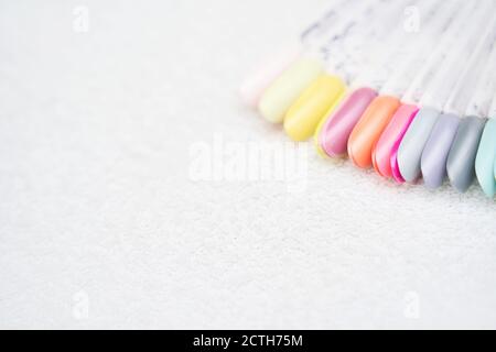 Échantillon de roue de gel de clou Defferent sur fond blanc. Belle procédure de salon Banque D'Images