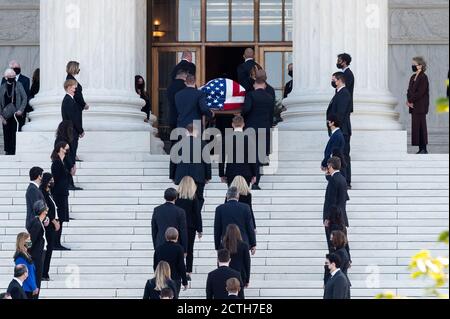 23 septembre 2020 - Washington, DC, États-Unis: Le dossier de Ruth Bader Ginsburg, feu juge associé de la Cour suprême des États-Unis, est introduit dans l'édifice de la Cour suprême. Les personnes qui font la queue sur les marches de l'immeuble sont ses anciens commis. (Photo de Michael Brochstein/Sipa USA) Banque D'Images