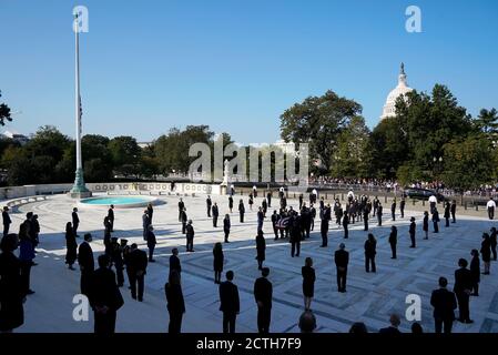 Washington DC, États-Unis. 23 septembre 2020. Le dossier de la juge Ruth Bader Ginsburg, qui porte le drapeau, arrive à la Cour suprême à Washington le mercredi 23 septembre 2020. Ginsburg, 87 ans, est décédé d'un cancer le 18 septembre. Crédit : Alex Brandon/Pool via CNP/MediaPunch Banque D'Images