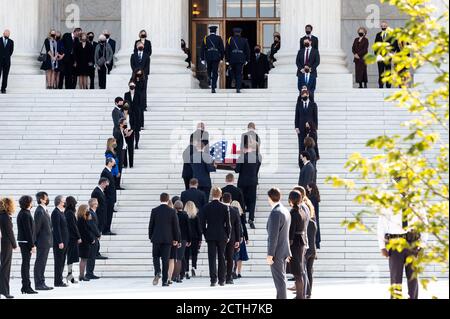 23 septembre 2020 - Washington, DC, États-Unis: Le dossier de Ruth Bader Ginsburg, feu juge associé de la Cour suprême des États-Unis, est introduit dans l'édifice de la Cour suprême. Les personnes qui font la queue sur les marches de l'immeuble sont ses anciens commis. (Photo de Michael Brochstein/Sipa USA) Banque D'Images