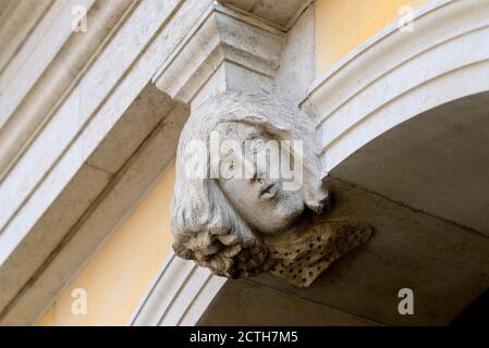 Londres, Angleterre, Royaume-Uni. Le « Grand Building », Trafalgar Square, WC2N 5EJ. Keystone sculpté par Barry Baldwin (c1990) Banque D'Images