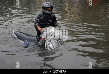 Mumbai, Inde. 23 septembre 2020. Un homme pousse son vélo à travers une route en eau.de fortes pluies ont heurté la ville résultant en l'engorgement et les gens ayant de la difficulté à faire à travers les eaux inondées. Crédit : SOPA Images Limited/Alamy Live News Banque D'Images
