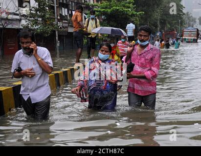 Mumbai, Inde. 23 septembre 2020. Les gens tentent de traverser une route inondée.de fortes pluies ont heurté la ville, ce qui a entraîné l'engorgement et les gens ont de la difficulté à faire à travers les eaux inondées. Crédit : SOPA Images Limited/Alamy Live News Banque D'Images