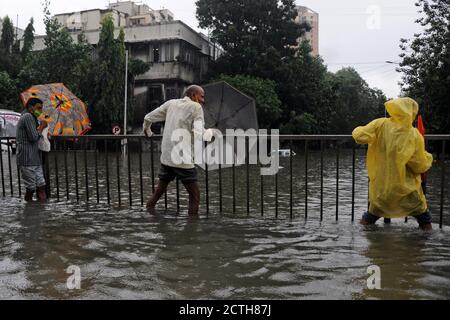 Mumbai, Inde. 23 septembre 2020. Les gens se sont enlassés sur une route en bord de mer qui tient sur une rampe pour se soutenir. De fortes pluies ont écrasé la ville, ce qui a entraîné l'engorgement et les gens ont de la difficulté à faire à travers les eaux inondées. Crédit : SOPA Images Limited/Alamy Live News Banque D'Images