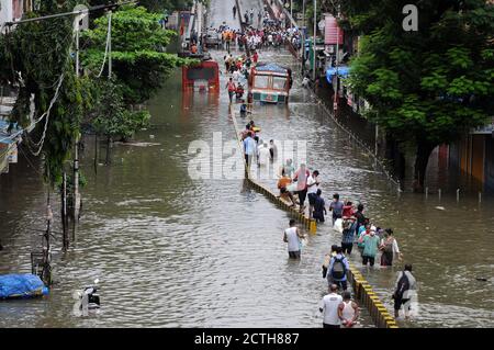 Mumbai, Inde. 23 septembre 2020. On voit des gens se passer sur une route inondée.de fortes pluies ont heurté la ville, ce qui a entraîné l'engorgement et les gens ont de la difficulté à traverser les eaux inondées. Crédit : SOPA Images Limited/Alamy Live News Banque D'Images
