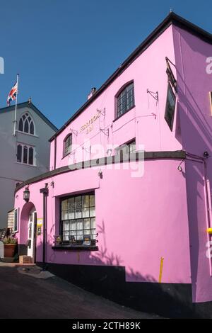 Le pub Ferry Boat Inn surplombe l'estuaire de la rivière Dart à Dittisham, dans le sud de Hams, Devon, Royaume-Uni, peint en rose vif Banque D'Images