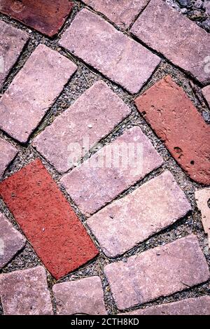 Vue imprenable sur les travaux de briques d'argile de couleur rose/rouge sur la passerelle chemin/cour Banque D'Images