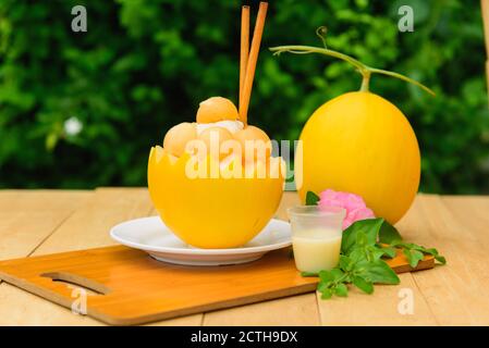 Bingsoo de melon avec du lait concentré sucré sur une table en bois Banque D'Images