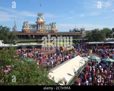 Clients entrant dans le parc Magic Kingdom, Walt Disney World, Orlando, Floride, États-Unis Banque D'Images