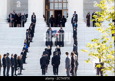 Washington, DC, États-Unis. 23 septembre 2020. 23 septembre 2020 - Washington, DC, États-Unis: Le dossier de RUTH BADER GINSBURG, feu juge associé de la Cour suprême des États-Unis, est introduit dans l'édifice de la Cour suprême. Les personnes qui font la queue sur les marches de l'immeuble sont ses anciens commis. Crédit : Michael Brochstein/ZUMA Wire/Alay Live News Banque D'Images