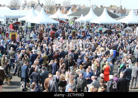 Scottish Grand National sur le parcours de course d'ayr. L'une des plus grandes réunions de course d'Écosse attire d'énormes foules à la réunion. La réunion est également un bon coup de pouce à l'économie locale soutenant tout les magasins, les fournisseurs d'hébergement, les taxis, les restaurants Banque D'Images