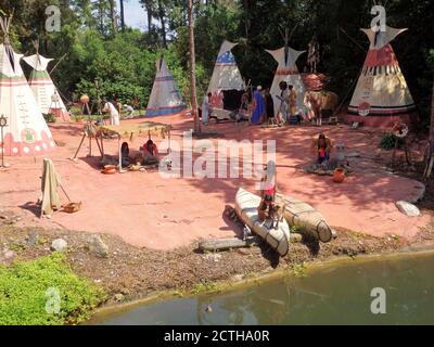 Un village amérindien exposé sur les rives d'une rivière à Walt Disney World, Orlando Florida, États-Unis Banque D'Images
