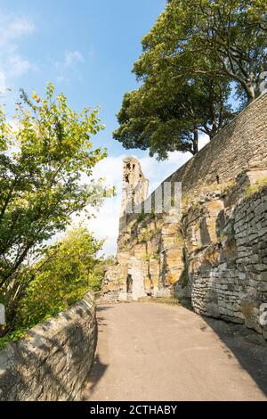 Chemin menant au château depuis la rivière à Barnard Castle, Co. Durham, Angleterre, Royaume-Uni Banque D'Images