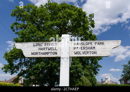 Panneau en bois peint en blanc traditionnel dans le village de Hanslope, Buckinghamshire, Royaume-Uni Banque D'Images