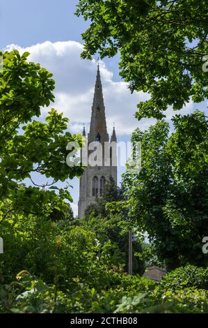 La flèche de l'église Saint-Jacques-le-Grand, entourée d'arbres, Hanslope, Buckinghamshire, Royaume-Uni, est considérée comme la plus haute flèche du comté Banque D'Images