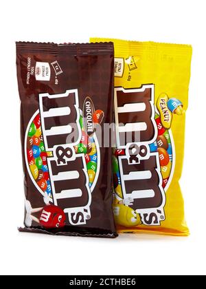 BUCAREST, ROUMANIE - 11 MARS 2015. Bonbons au chocolat M&m's isolés sur du blanc Banque D'Images