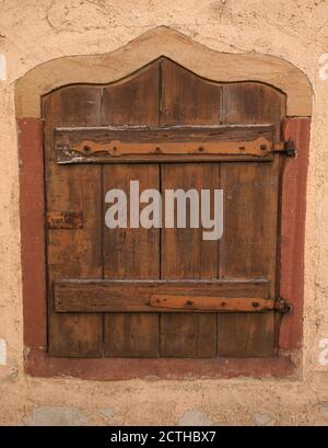 Volets en bois sur une maison Banque D'Images