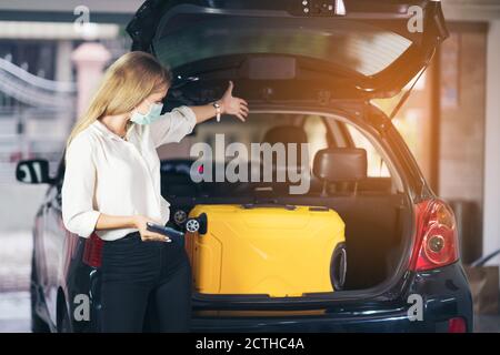 Valises jaunes de femmes dans le coffre d'une voiture. Modes de vie et concepts de transport. Banque D'Images