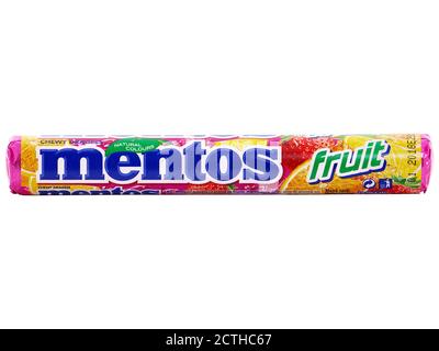 BUCAREST, ROUMANIE - 11 AVRIL 2016. Mentos chewy dragees fruit. Mentos est produit par Perfetti Van Melle Banque D'Images